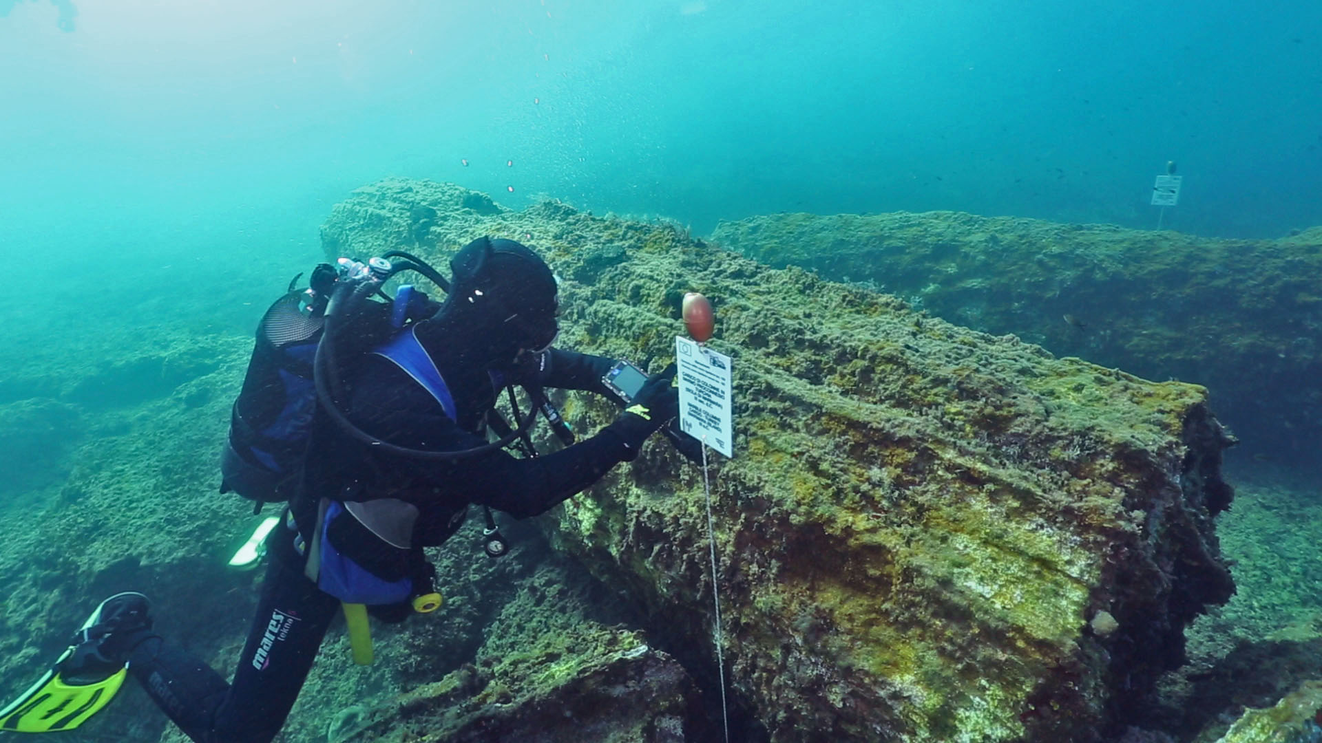 marzamemi_I_colonne con subacqueo cher utilizza il lettore_photo Salvo Emma_Soprintendenza del Mare