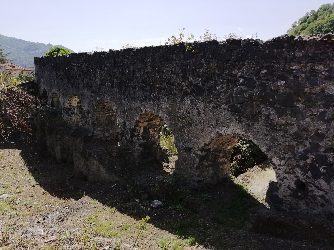 antichi canali che alimentavano un mulino ad acqua