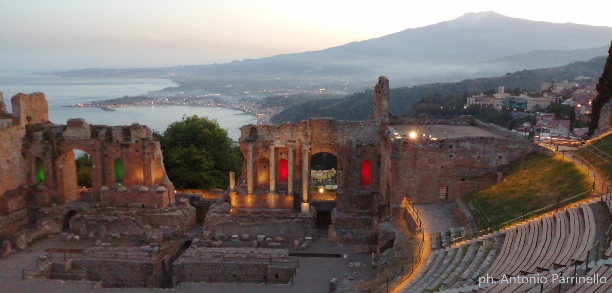 PNT-TAORMINA-Teatro-Antico-al-tramonto-con-luci-tricolore-credits-Antonio-Parrinello-