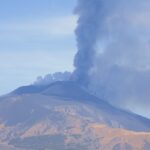 Etna, sindaci protestano: niente aiuti  economici per la cenere vulcanica