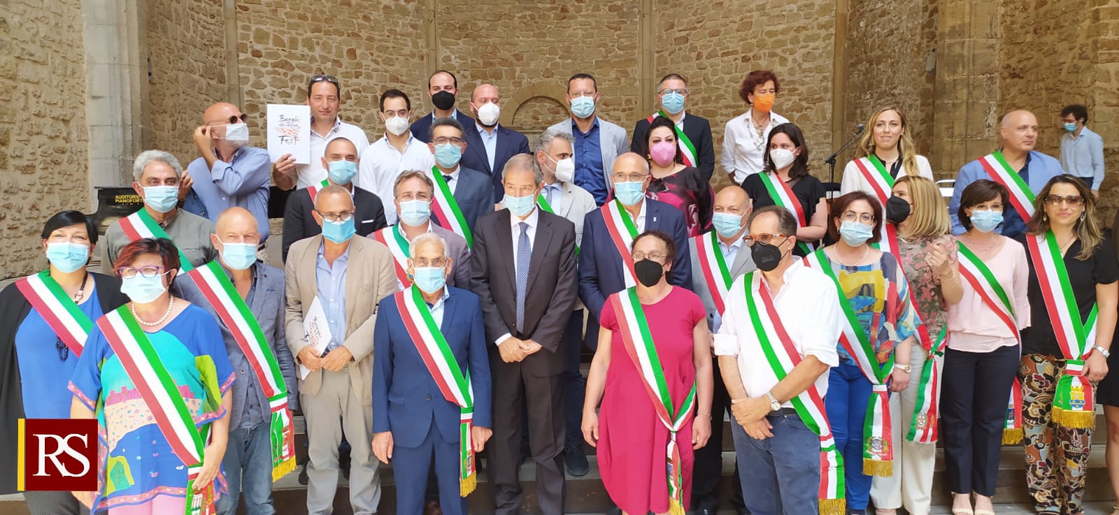 Foto presidente Musumeci con i sindaci dei borghi