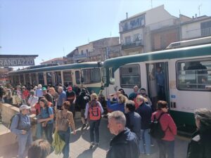 stazione FCE Randazzo molti turisti