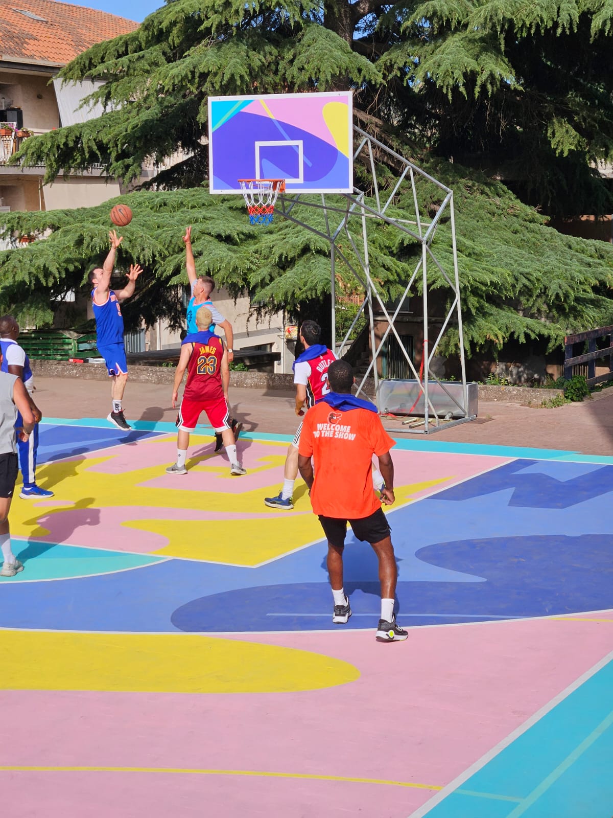 LINGUAGLOSSA Tutti a giocare al nuovo campo di basket. Arte
