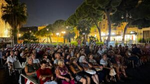 d - Un'altra immagine degli spettatori nella piazza Federico di Svevia