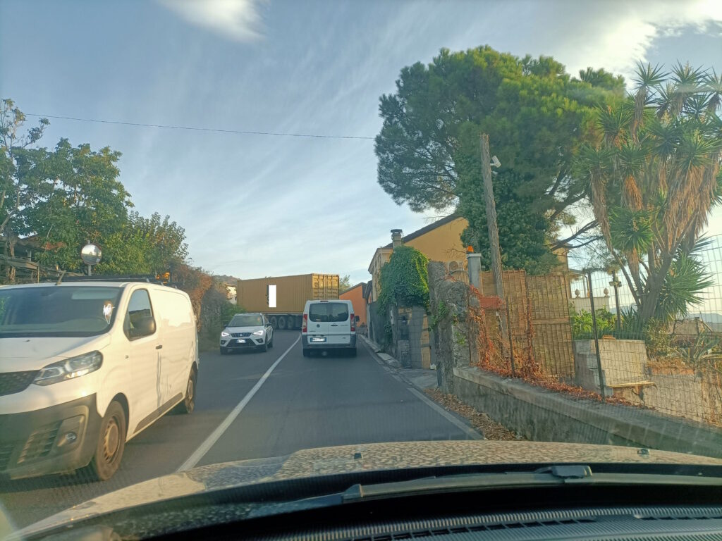 Auto in colonna, dietro Tir, nelle salite di Piedimonte Etneo uscendo dall'autostrada. 
