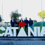 All’Aeroporto di Catania arriva “CATANIA”, l’installazione identitaria che celebra l’Etna e il mare