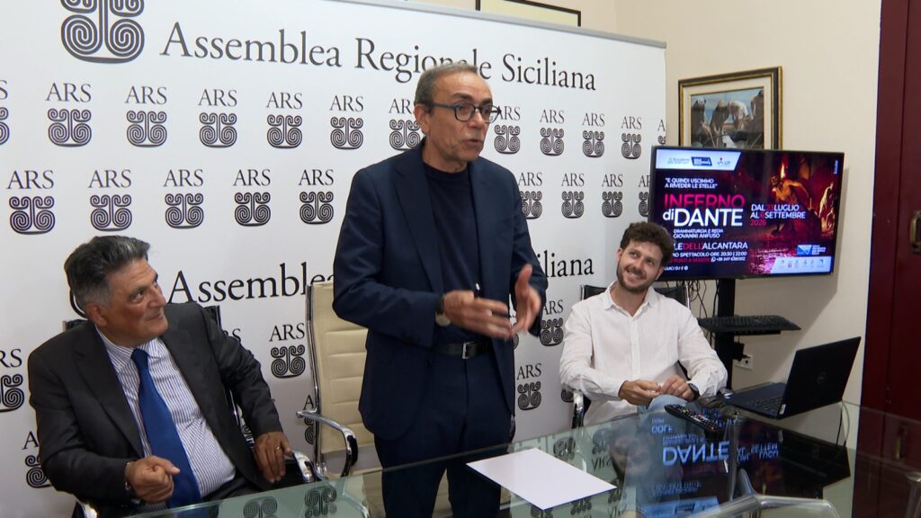 c - Giovanni Anfuso nella sede dell'Ars a Catania tra il sindaco Stagnitta e Trischitta