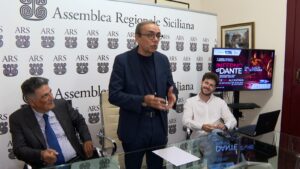 c - Giovanni Anfuso nella sede dell'Ars a Catania tra il sindaco Stagnitta e Trischitta