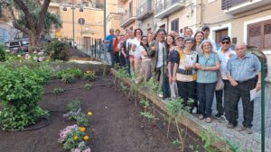 I residenti con il sindaco e la villetta di Sant'Antonio