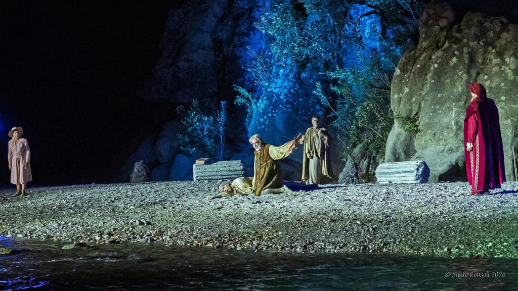 c - Davide Sbrogiò sul greto dell'Alcantara mentre impersona il conte Ugolino