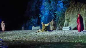 c - Davide Sbrogiò sul greto dell'Alcantara mentre impersona il conte Ugolino